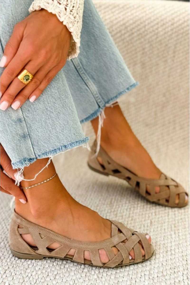 Deira – Flat, open-toe sandals with a criss-cross design for summer