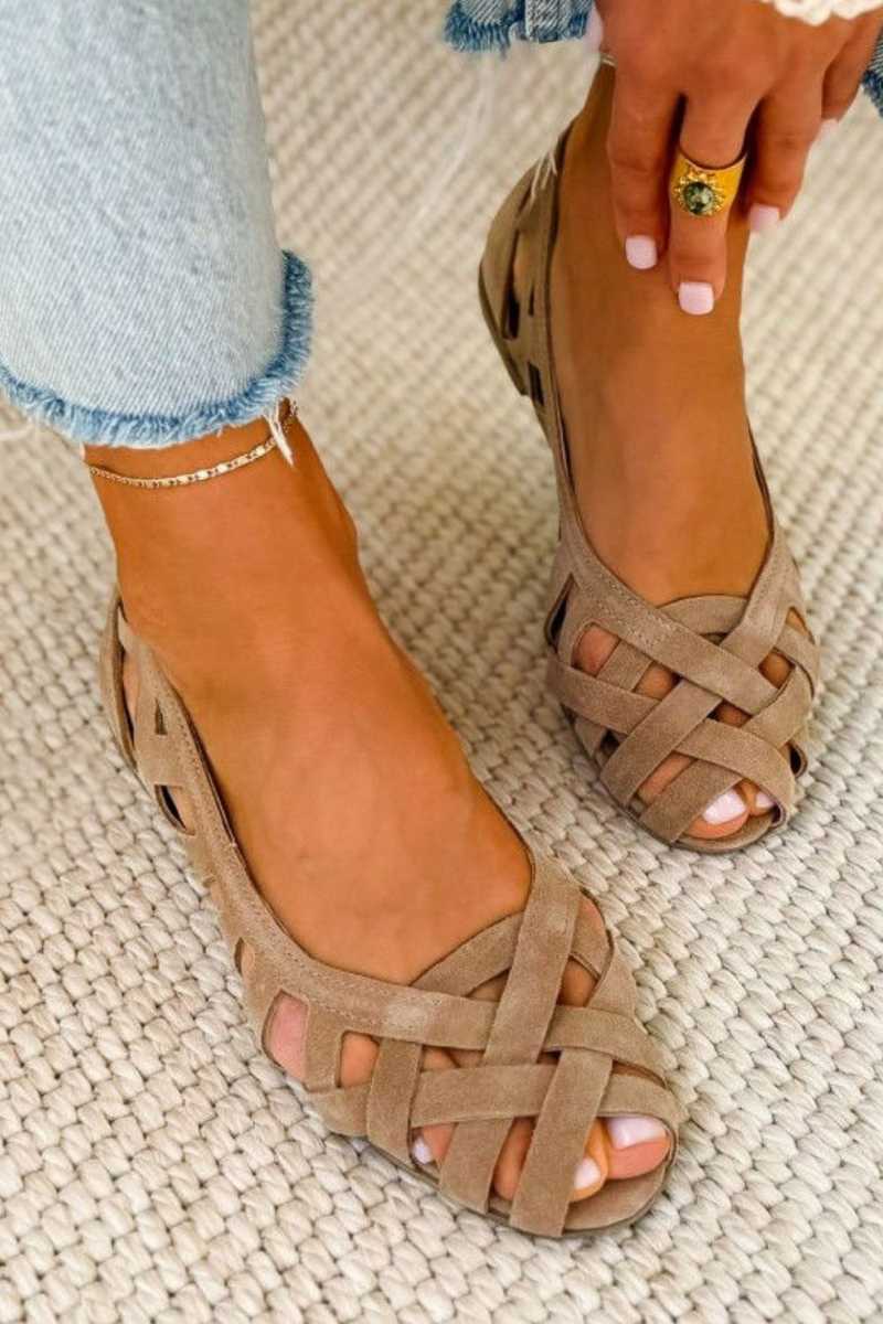 Deira – Flat, open-toe sandals with a criss-cross design for summer