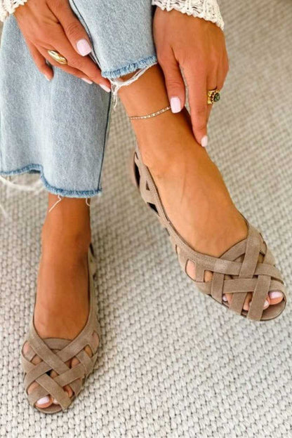 Deira – Flat, open-toe sandals with a criss-cross design for summer