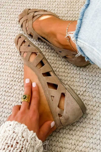 Deira – Flat, open-toe sandals with a criss-cross design for summer