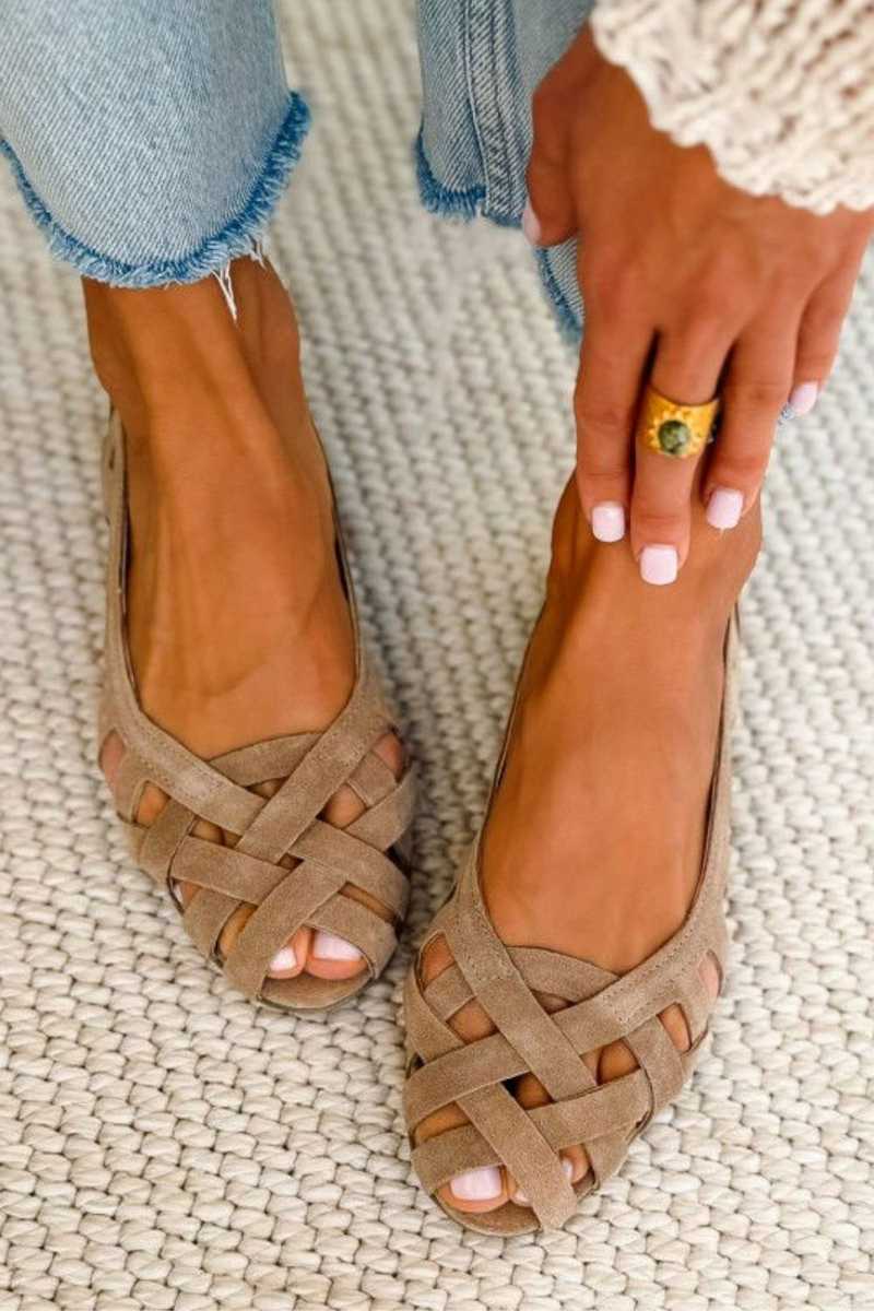 Deira – Flat, open-toe sandals with a criss-cross design for summer