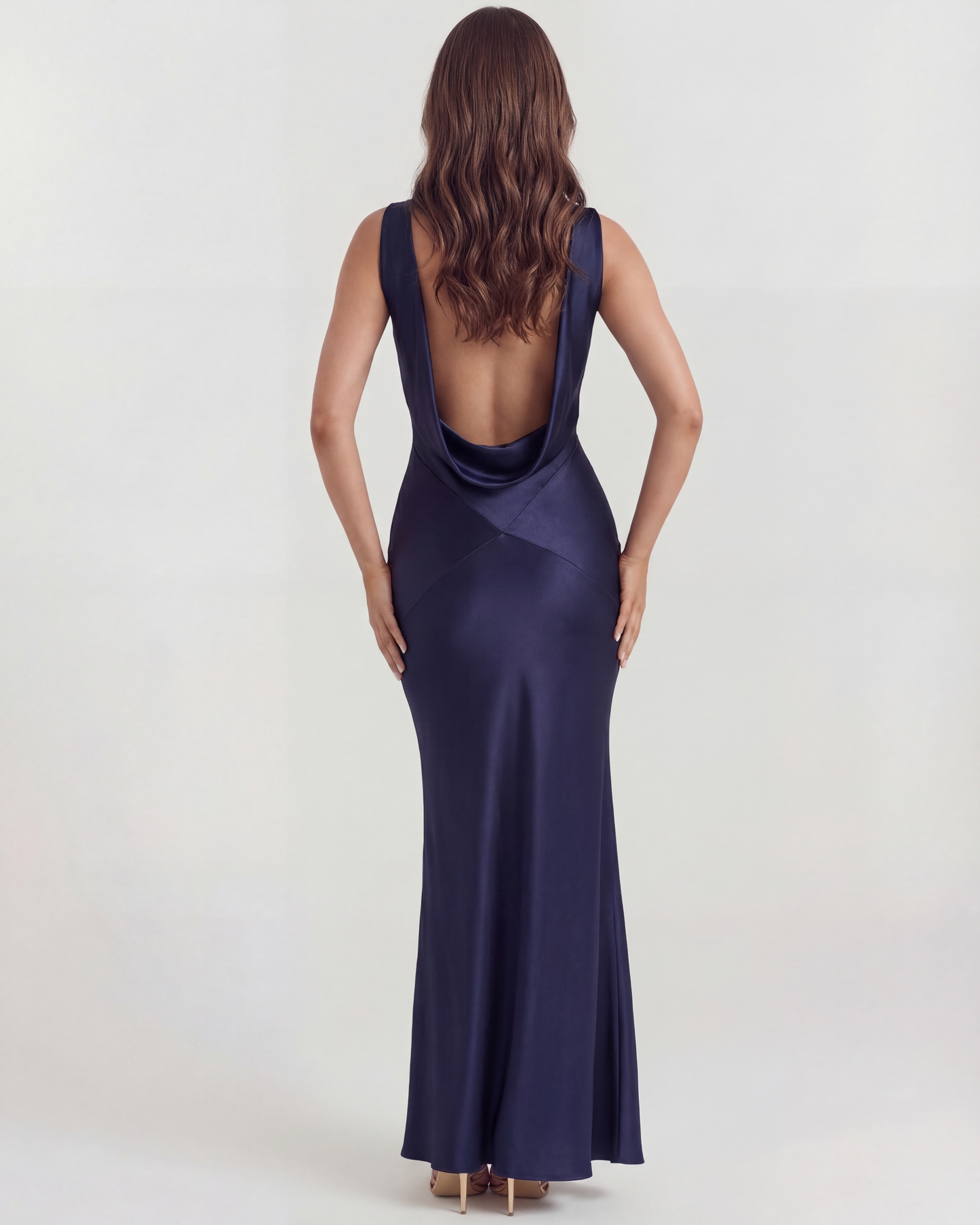 Vestido largo satinado con escote drapeado
