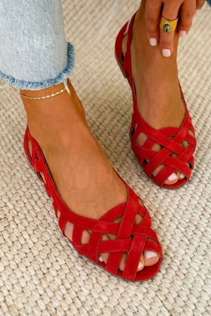 Deira – Flat, open-toe sandals with a criss-cross design for summer