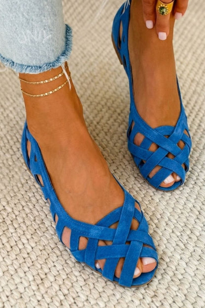 Deira – Flat, open-toe sandals with a criss-cross design for summer