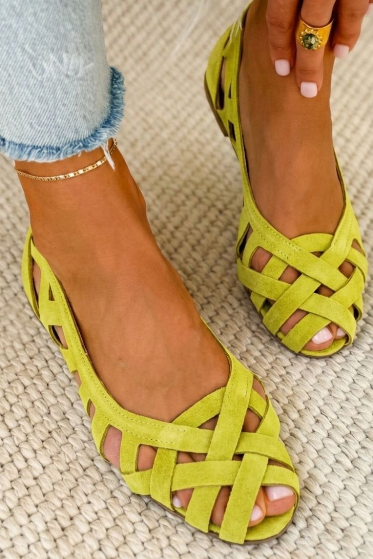 Deira – Flat, open-toe sandals with a criss-cross design for summer