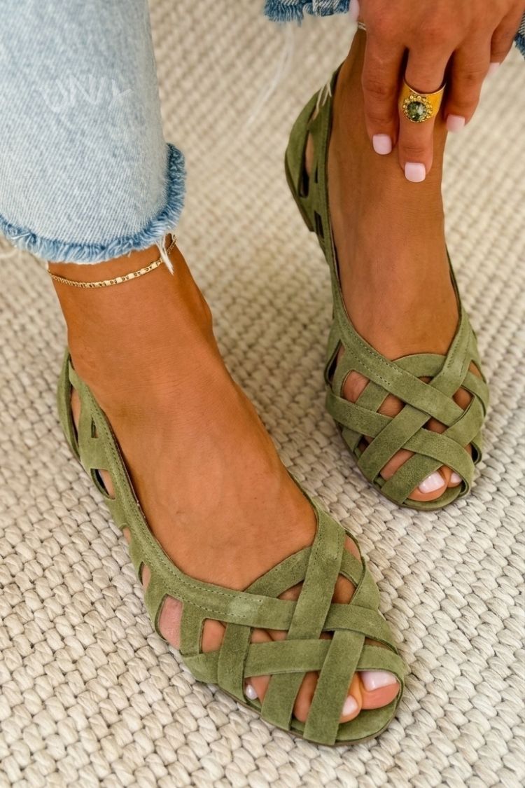 Deira – Flat, open-toe sandals with a criss-cross design for summer