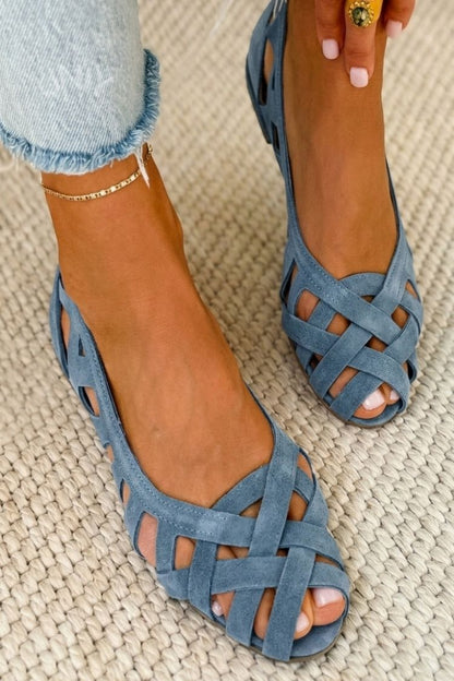 Deira – Flat, open-toe sandals with a criss-cross design for summer