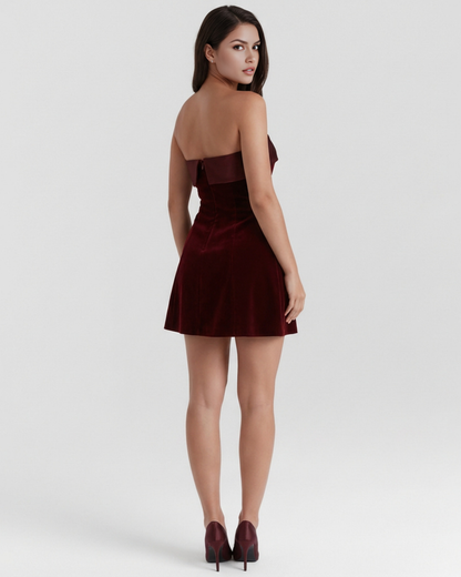 Vestido corto palabra de honor con acabado velvet